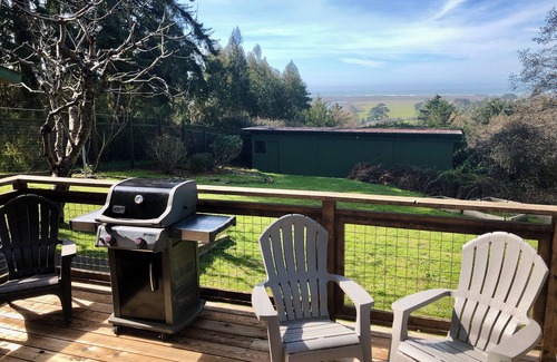 McKinleyville House | 🌊 Pacific Edge- Eclectic home with stellar ocean and pasture views, Deck, BBQ and Hot tub 🏡