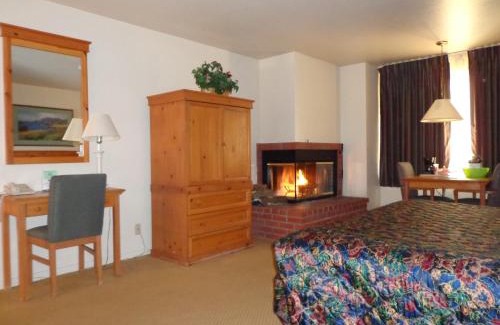 Pacific Grove Hotel | Pacific Gardens Inn