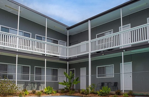 Forster House | Pacific Motel 06 - Free WiFi