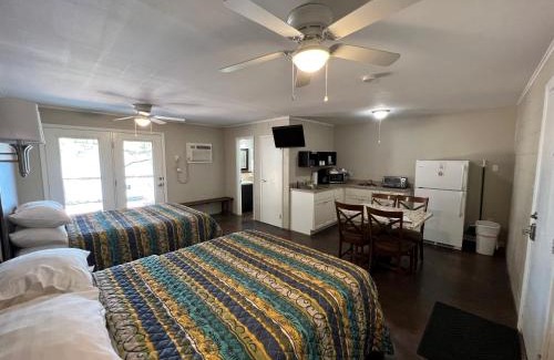 Burnet Hotel | Painted Sky Inn