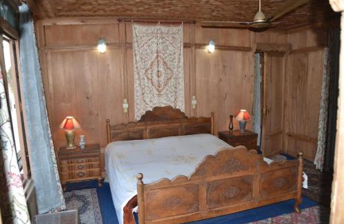 Nagin Bagh Hotel | Palace Heights Houseboats