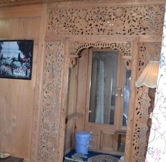 Nagin Bagh Hotel | Palace Heights Houseboats