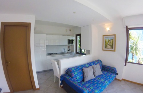 Sala Comacina Apartment | Palm Bay residence front lake apartment with private parking space