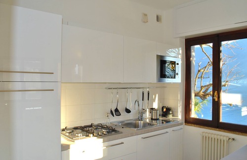 Sala Comacina Apartment | Palm Bay residence front lake apartment with private parking space