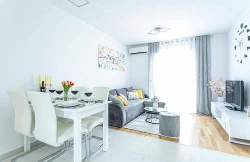 Strozanac Apartment | PALM BEACH