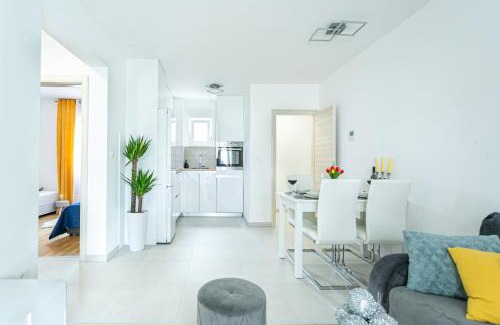 Strozanac Apartment | PALM BEACH
