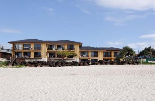 Palm Beach Apartment | Palm Breeze - Hosted by Burleigh Letting