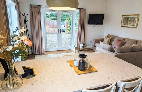 Etchinghill House | Palm Cottage - Cosy retreat