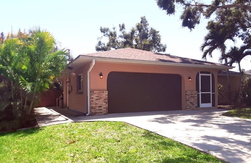 South Venice House | Palm Gardens - Hot Tub - Screened Patio - Minutes to the Beach - Pets