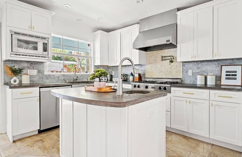 Old Northwood Historic District House | Palm House - Pool, Hot Tub, Mins to DT + Beach
