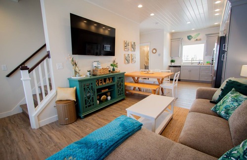 Celina Cottage | Palm Palace: 3 bed/2.5 bath Lakeside Cottage w/King Beds, Game Room & Hot Tub!