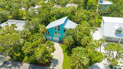 Bay Isle House | Palm Paradise - Pet Friendly Home on Siesta Key w/Large Heated Private Pool & Outdoor Area!