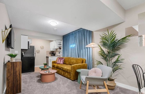 Southeast Edmonton Condo | Palm Royale Suite | Near Airport | WiFi | King Bed