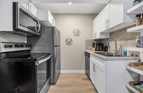 Southeast Edmonton Condo | Palm Royale Suite | Near Airport | WiFi | King Bed