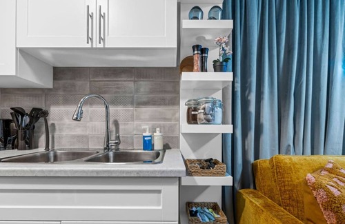Southeast Edmonton Condo | Palm Royale Suite | Near Airport | WiFi | King Bed