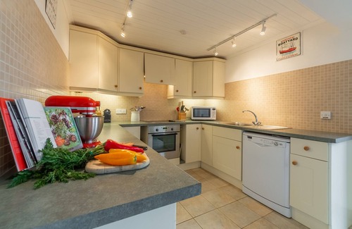 Trebetherick Apartment | Palm Trees is located in a quiet setting to the rear of Westwood Flats.