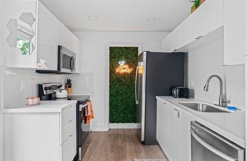 Central Oakland Park House | Palm Vista House|4BD|EV|Minutes From Downtown
