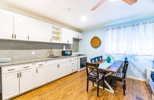 Gambier Apartment | Palms Cottage at Viking Hill Resort with Pool
