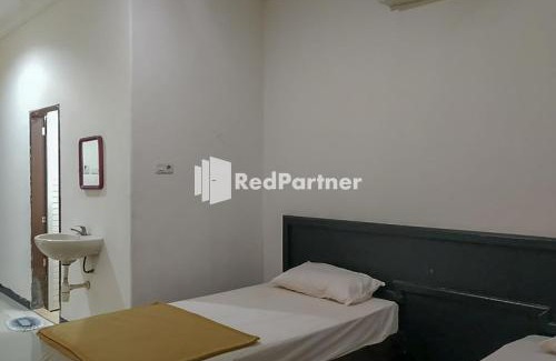 Palu Hotel | Palu City Guest House Mitra RedDoorz