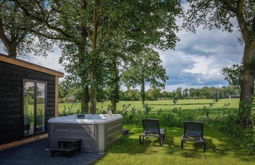 Municipality of Rijssen-Holten Ski Chalet | Panorama lodge with jacuzzi | 2 p.