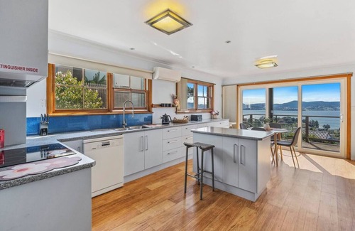 Sandy Bay House | Panorama Magic A Sandy Bay Family Escape