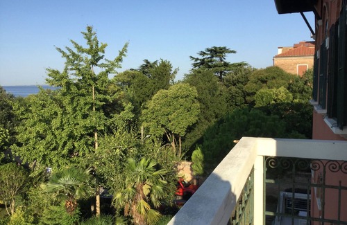 Santa Maria in Stelle Apartment | Panoramic apartment in an elegant Venetian 20th century building, private garden