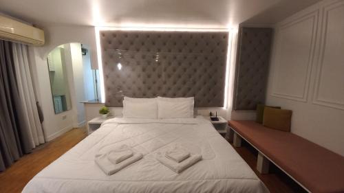 Silom Apartment | Panoramic City View Room at Silom