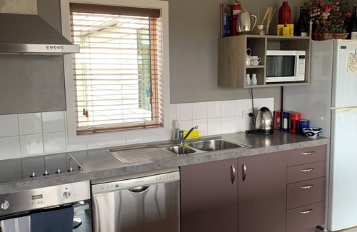 Te Anau House | Panoramic Fiordland lake views from sunny rooms. Fresh wind blown Linen ! 😀!