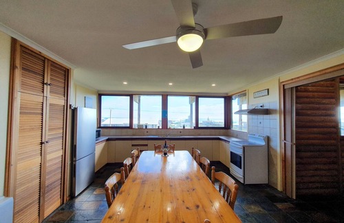 Middleton House | Panoramic Ocean Views | 250m to Beach | Cosy Coastal Retreat with Deck, Wi-Fi, Games, & Creda Heater