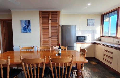 Middleton House | Panoramic Ocean Views | 250m to Beach | Cosy Coastal Retreat with Deck, Wi-Fi, Games, & Creda Heater