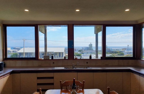 Middleton House | Panoramic Ocean Views | 250m to Beach | Cosy Coastal Retreat with Deck, Wi-Fi, Games, & Creda Heater