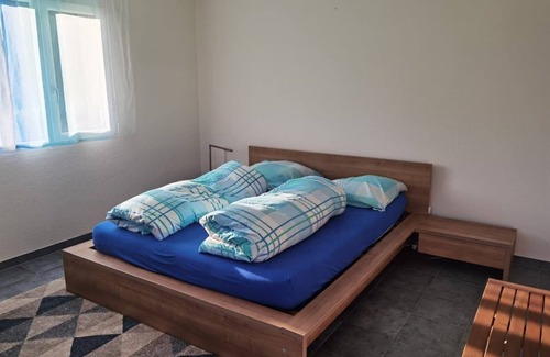 Krattigen Bed & Breakfast | Panoramic room overlooking Lake Thun
