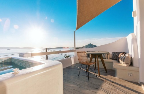 Agia Anna Apartment | Panoramic sea-view roof top studio with hot-tub