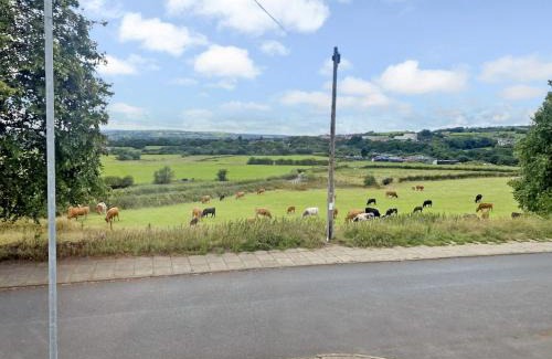 Heywood House | Panoramic Sunset Views - Free Parking & Sleeps 5