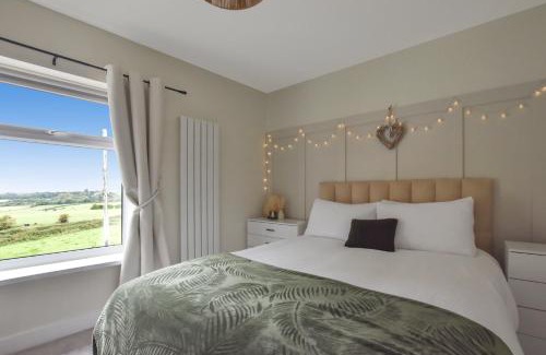 Heywood House | Panoramic Sunset Views - Free Parking & Sleeps 5