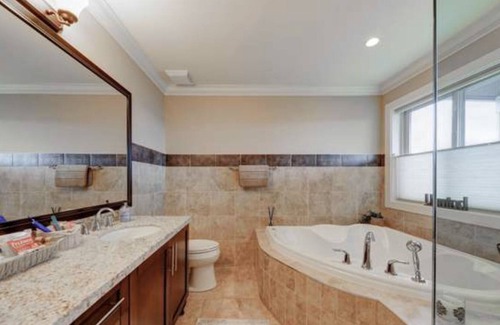 Richmond City Centre House | Panoramic unobstructed Oceanview Great patio Rose.hydrangea Garden Heaven Villa