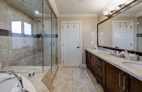 Richmond City Centre House | Panoramic unobstructed Oceanview Great patio Rose.hydrangea Garden Heaven Villa