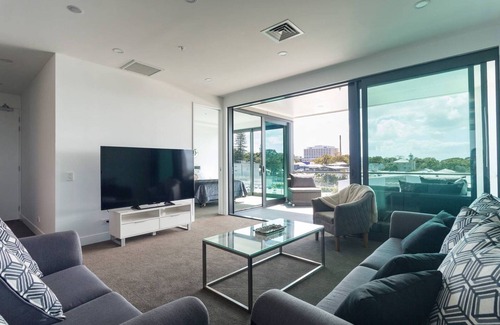 Grafton Apartment | Panoramic views and style