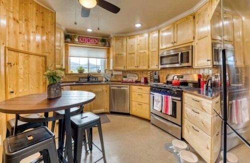 Corvallis House | Panoramic Views & Dog Heaven at The Silo!