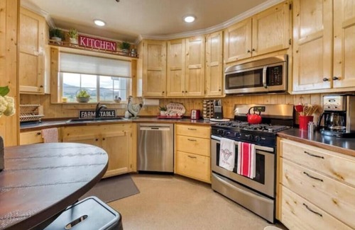 Corvallis House | Panoramic Views & Dog Heaven at The Silo!
