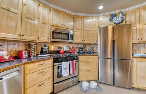 Corvallis House | Panoramic Views & Dog Heaven at The Silo!