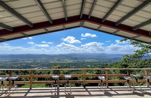 Quebrada Infierno House | Panoramic Views, Pool, A/C and Spectacular Rooftop in Gurabo