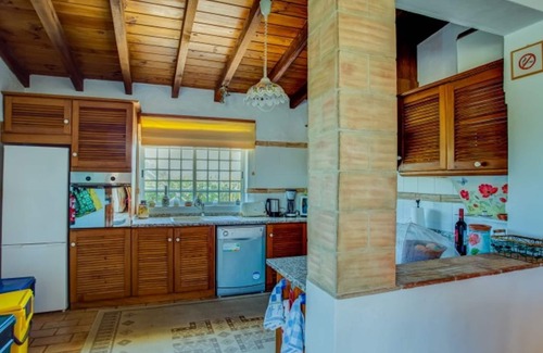 Alcalar House | Papoula Apartment in Quinta Velha by LovelyStay