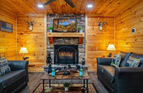 Pigeon Forge House | Paradise at the Smokies Cabin with HOT TUB!