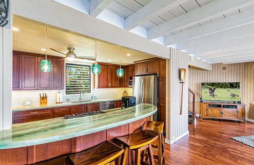 Laupahoehoe House | Paradise Bluff: Cliffside Home w/Gorgeous Ocean Views and Tropical Garden