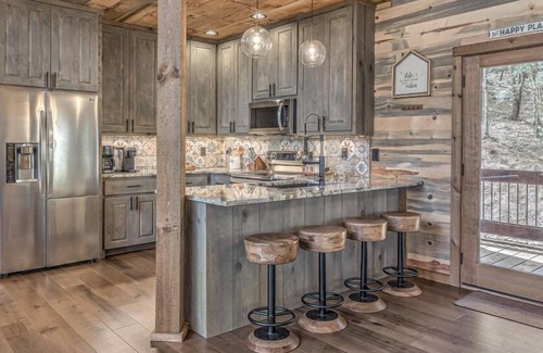 Epworth Cabin | Paradise Creek - Creek Front | Perfect for Families | Hot Tub