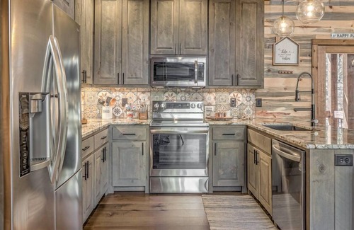 Epworth Cabin | Paradise Creek - Creek Front | Perfect for Families | Hot Tub