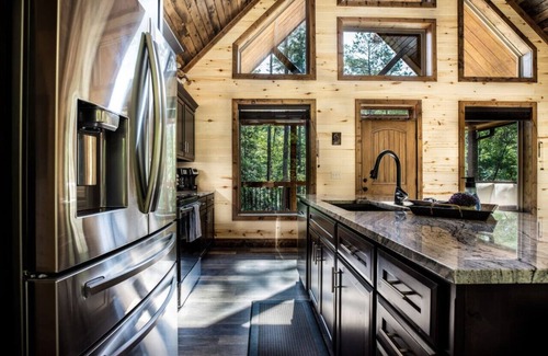 Octavia Cabin | Paradise Pines - Relax & unwind.