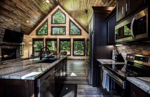 Octavia Cabin | Paradise Pines - Relax & unwind.