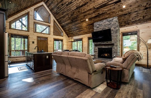 Octavia Cabin | Paradise Pines - Relax & unwind.